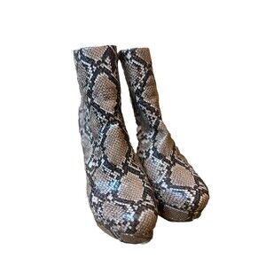 Steve Madden Platform Heels 7.5 Snake Print Block Heel Ultra High Round Toe